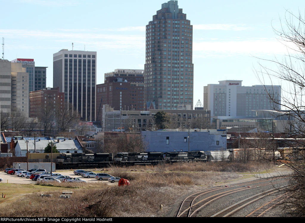 NS 2666 leads train E49 onto the connecting track towards Glenwood yard